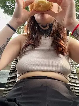 Snapshot of FionaMurr chatting on February 12, 4:23 am FionaMurr online show from February 12, 4:23 am