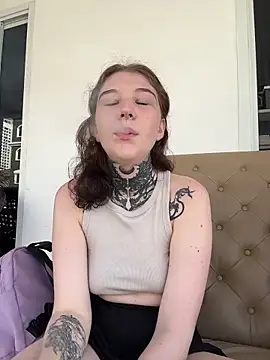 Snapshot of FionaMurr chatting on December 18, 2:05 am FionaMurr online show from December 18, 2:05 am