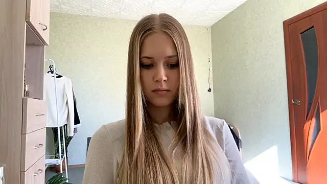 ZaidaSchwarten online show from April 22, 1:51 pm