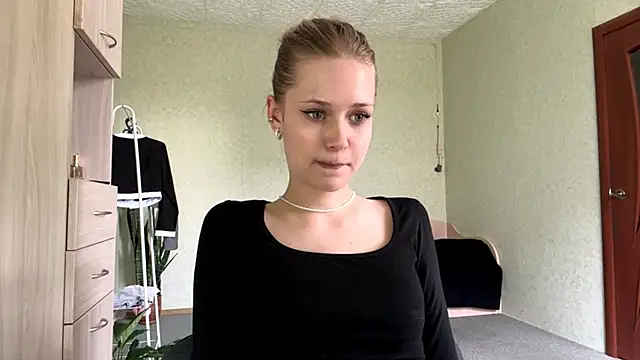 ZaidaSchwarten online show from May 18, 1:05 pm