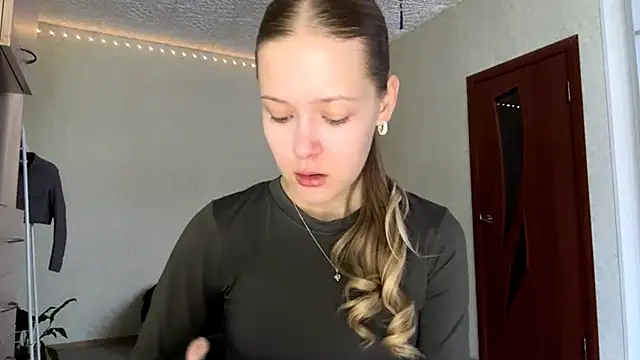 ZaidaSchwarten online show from January 10, 7:15 am