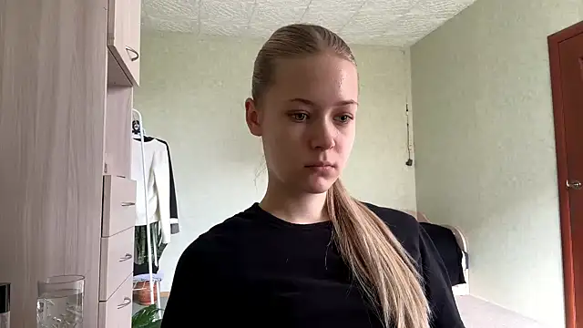 ZaidaSchwarten online show from April 19, 1:12 pm