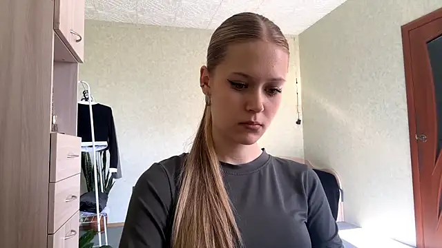 ZaidaSchwarten online show from April 15, 1:15 pm