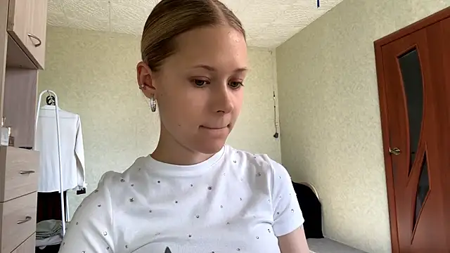 ZaidaSchwarten online show from March 14, 1:06 pm