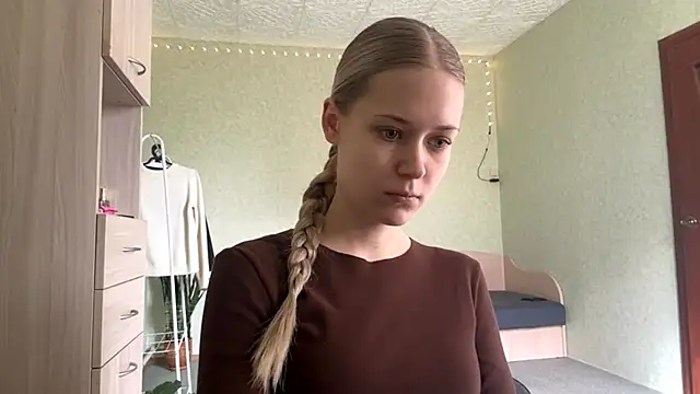 ZaidaSchwarten online show from May 1, 2:11 pm