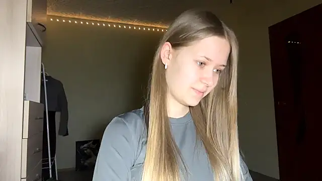 ZaidaSchwarten online show from February 9, 5:05 am