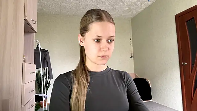 ZaidaSchwarten online show from April 12, 1:14 pm