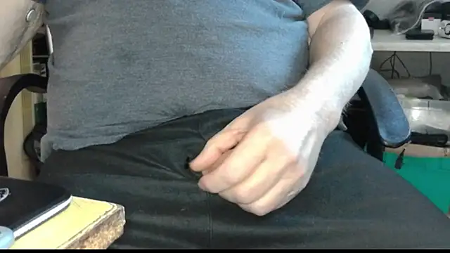 Snapshot of oldmann08 chatting on January 11, 9:49 am oldmann08 online show from January 11, 9:49 am