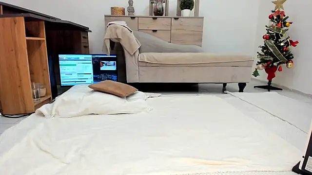 classy medea online show from December 17, 1:32 am