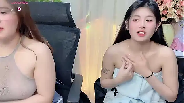 Snapshot of Yvonne-07 chatting on December 14, 1:49 pm Yvonne-07 online show from December 14, 1:49 pm