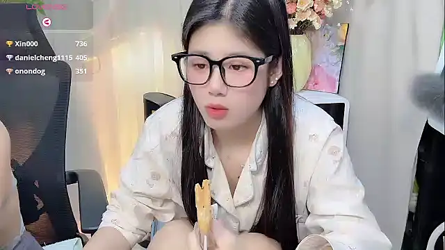 Snapshot of Yvonne-07 chatting on December 15, 1:55 am Yvonne-07 online show from December 15, 1:55 am