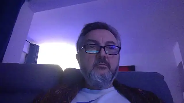 Snapshot of Esteban0613 chatting on December 17, 9:42 pm Esteban0613 online show from December 17, 9:42 pm