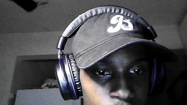 Snapshot of dwick5900 chatting on December 18, 3:27 pm dwick5900 online show from December 18, 3:27 pm