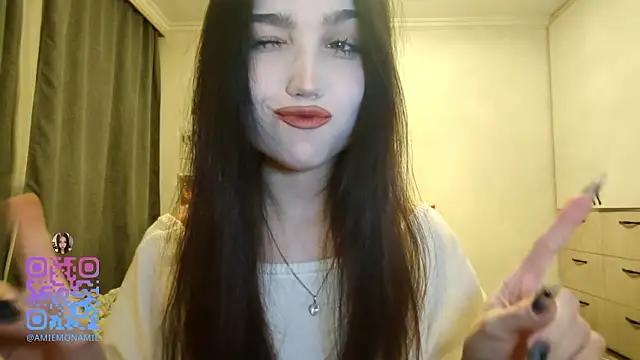 Qwami Amie online show from February 5, 1:07 pm