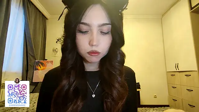 Qwami Amie online show from December 23, 5:40 am