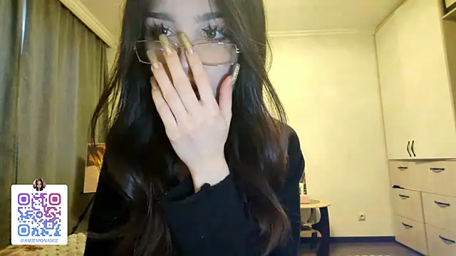 Qwami Amie online show from January 11, 10:00 am