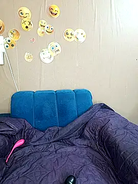 ChoklitBerryXX online show from April 3, 7:04 am