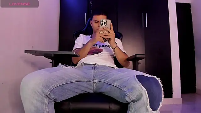 Liam Mateo online show from April 25, 4:48 am