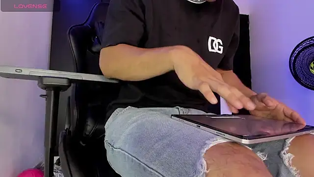 Liam Mateo online show from March 29, 2:35 am