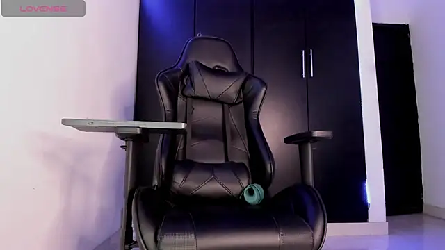 Liam Mateo online show from April 6, 3:24 am