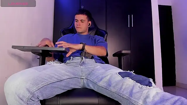 Liam Mateo online show from May 2, 4:28 am