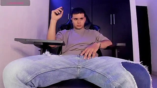 Liam Mateo online show from April 28, 10:14 pm