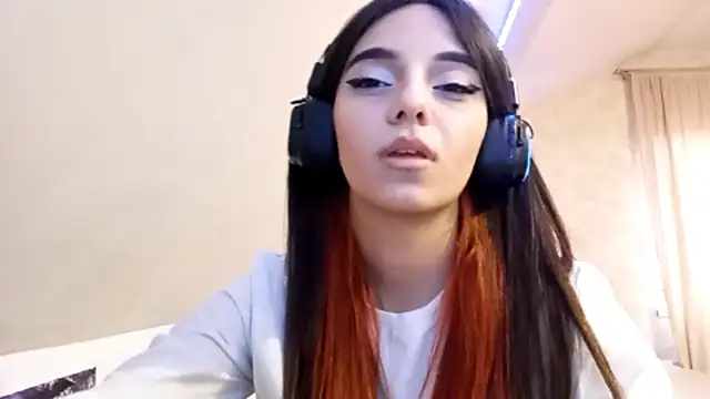 KizzieSchronce online show from December 15, 9:48 am