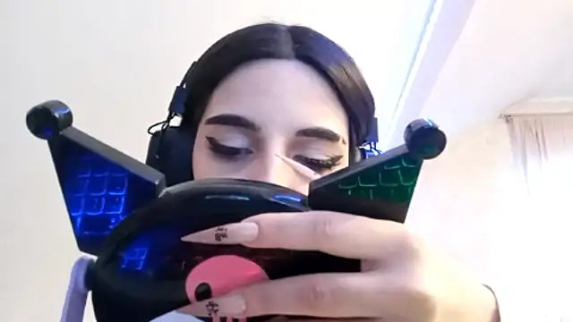 KizzieSchronce online show from December 17, 3:33 am