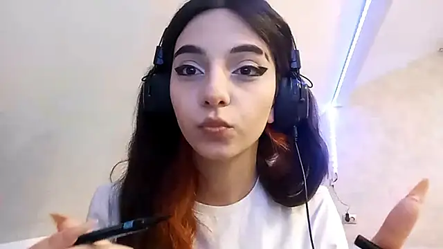 KizzieSchronce online show from December 14, 4:08 am