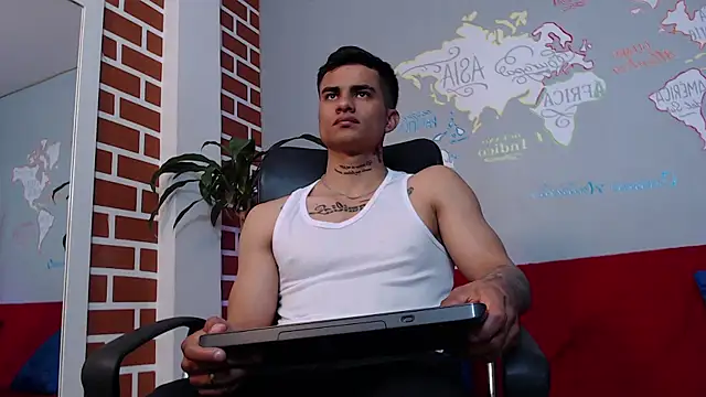 Snapshot of RyanGates_ chatting on December 15, 1:17 pm RyanGates online show from December 15, 1:17 pm