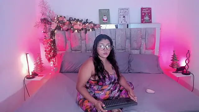 Snapshot of Siryenay_ chatting on December 15, 5:02 am Siryenay online show from December 15, 5:02 am