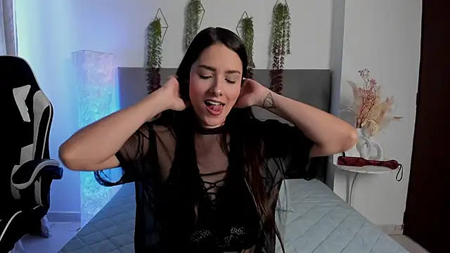 JulietaSnow online show from April 17, 6:00 pm