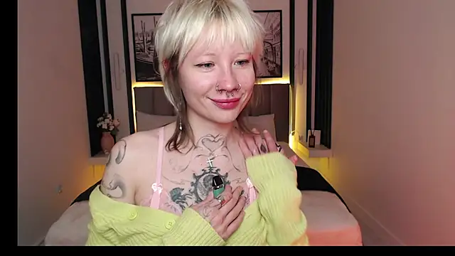 Luna Hurt online show from December 17, 1:49 pm