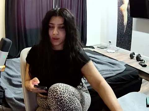 Nicole Pars online show from February 24, 1:12 pm