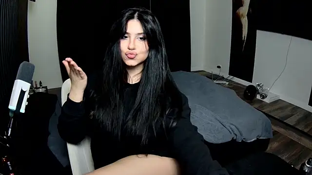 Nicole Pars online show from March 1, 4:40 pm