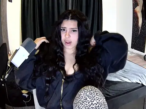 Nicole Pars online show from February 23, 5:13 pm