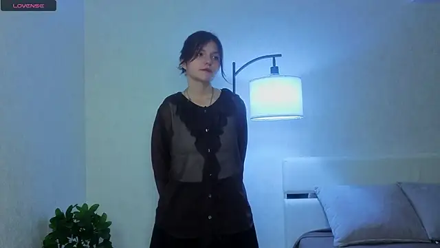 Snapshot of NyraVesperis chatting on April 6, 6:36 am NyraVesperis online show from April 6, 6:36 am
