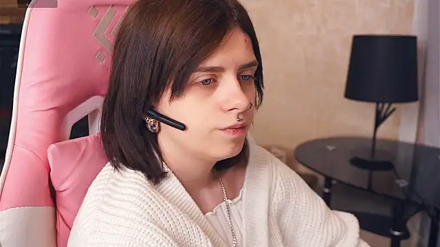 IleanaPishko online show from December 18, 7:02 am