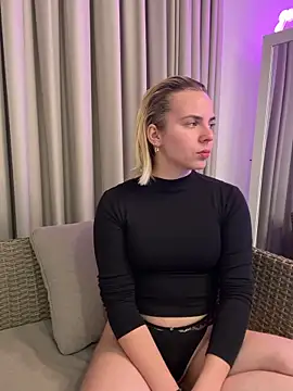 AmieGlow online show from December 20, 10:45 pm