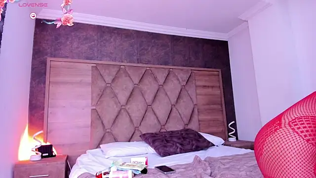 Snapshot of AriadnaLoren chatting on February 6, 4:30 am AriadnaLoren online show from February 6, 4:30 am