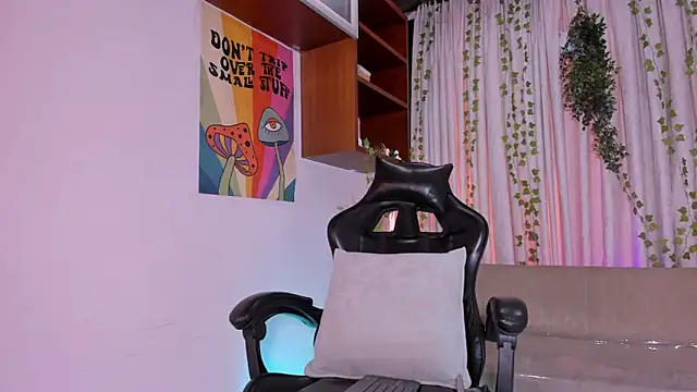 Snapshot of AriadnaLoren chatting on December 21, 8:53 pm AriadnaLoren online show from December 21, 8:53 pm