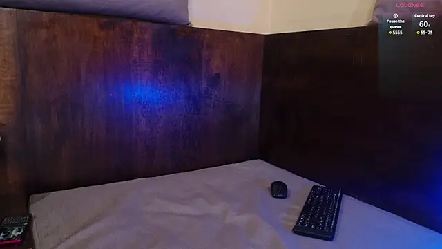 Snapshot of Shelly_bat chatting on February 6, 10:50 pm Shelly bat online show from February 6, 10:50 pm