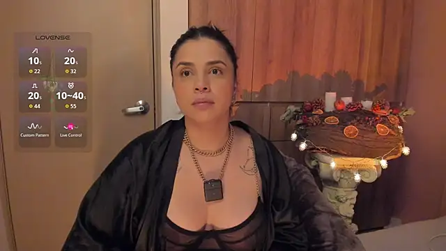 Snapshot of mslalune chatting on December 16, 12:31 pm mslalune online show from December 16, 12:31 pm