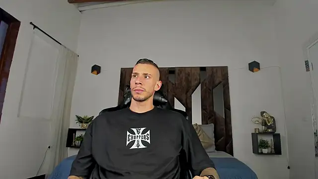 J king   online show from May 7, 7:39 pm