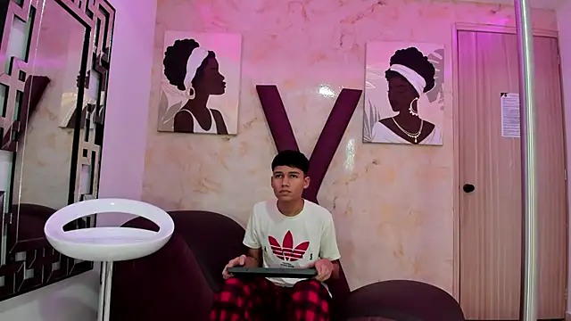 HORNY PRETTY online show from December 21, 1:35 pm