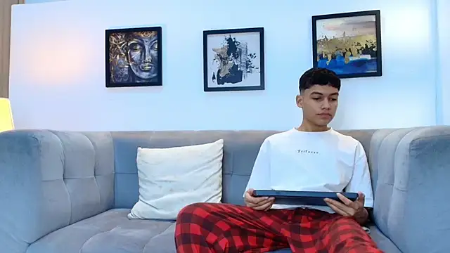 HORNY PRETTY online show from April 7, 9:38 pm