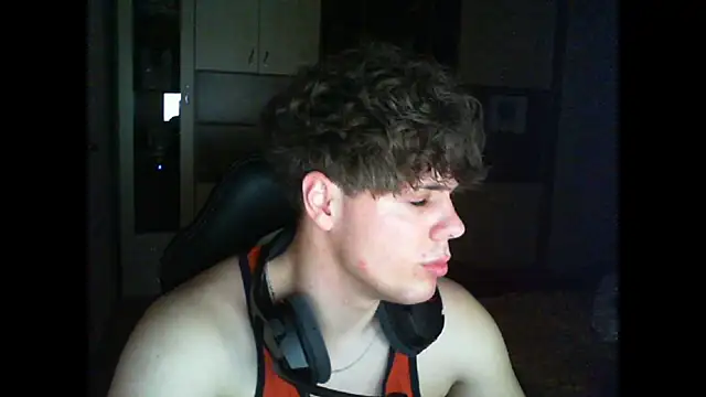 Snapshot of GymGuy0505 chatting on December 15, 10:48 pm GymGuy0505 online show from December 15, 10:48 pm