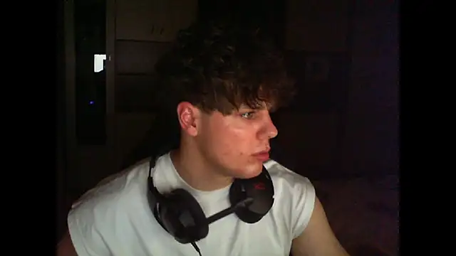 Snapshot of GymGuy0505 chatting on December 14, 9:53 pm GymGuy0505 online show from December 14, 9:53 pm