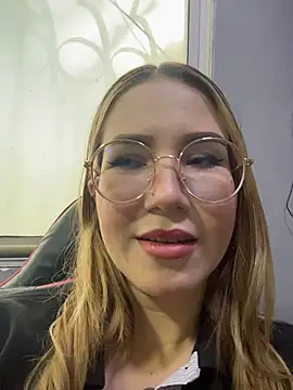 Annyhathatway online show from April 2, 8:26 pm