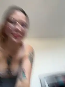 Annyhathatway online show from December 17, 8:25 pm